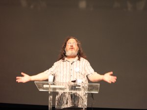 Richard Stallman, les bras ouverts