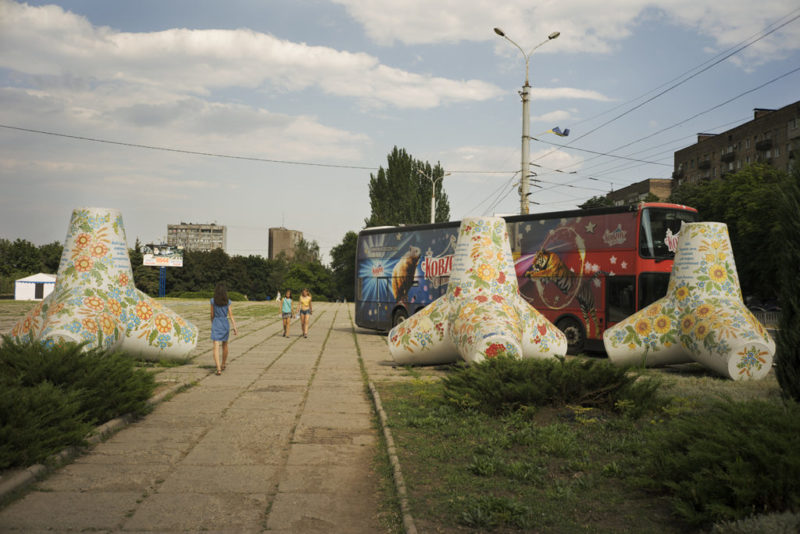 Tetrapods, normally used to build piers, have been used in Mariupol’s defense, and today are found around the city decorated with Ukrainian folk symbols. Mariupol, Ukraine, July 4, 2016. Photo: Ivan Sigal