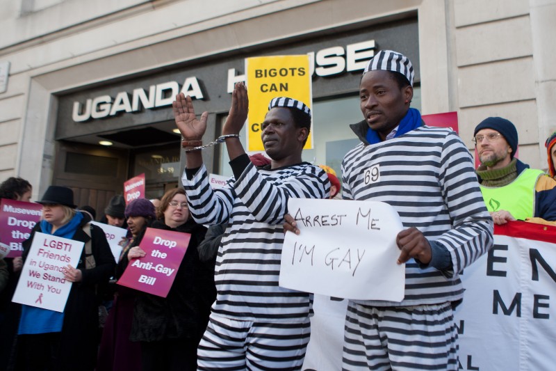 Les militants John Bosco, (menottes) et Bisi Alimi (signe) en uniformes de prisonniers pour protester à Londres contre la législation anti-gay en Ouganda le 10 décembre 2012. Photo du Journaliste # 20299. Droits d'auteur Demotix.