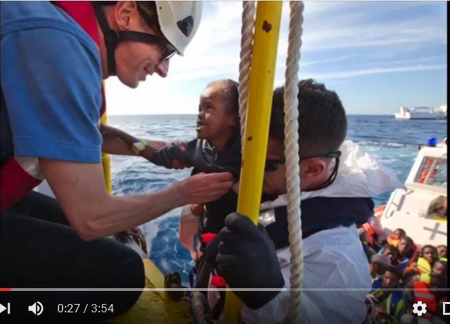 Capture d'écran d'une action de sauvetage du projet SOS méditerranée via YouTube 