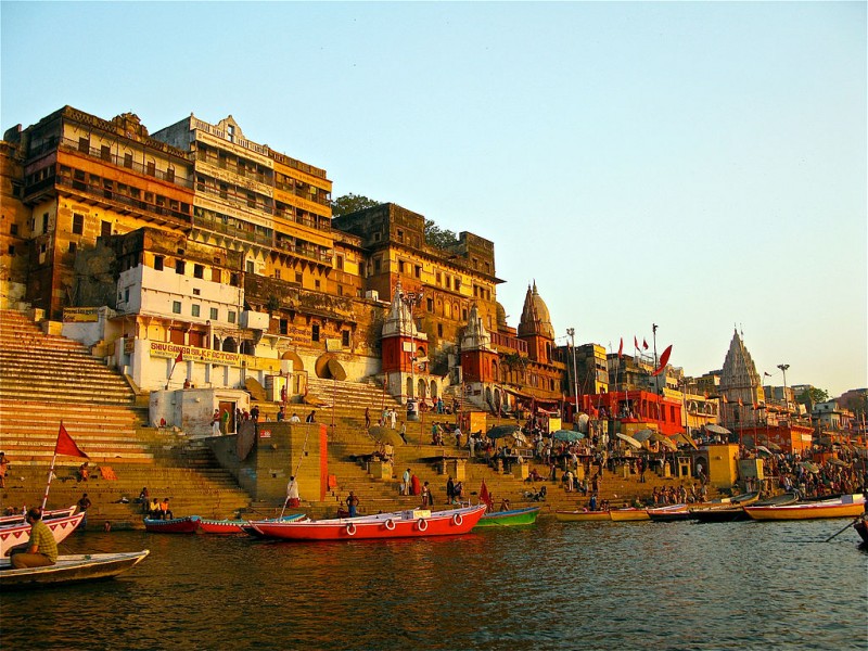 The Ganga riverfront at Varanasi (Wikimedia CC-BY-SA)