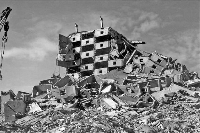 A prefabricated building after the 1988 earthquake. Creative Commons.