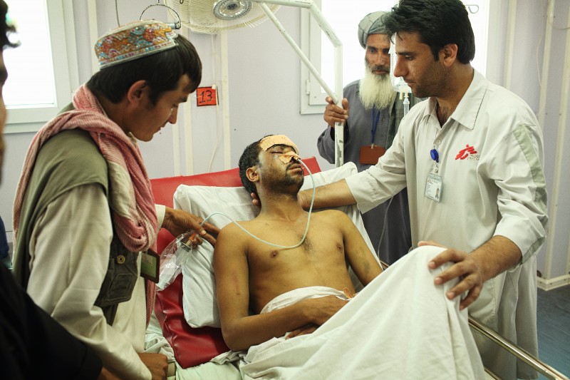 Un homme blessé dans un accident de la route reçoit des soins au centre de traumatologie de Médecins Sans Frontières (MSF) à Kunduz. Andrew Quilty/Oculi. Autorisation d'utiliser.