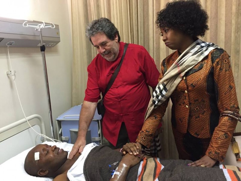 Jaime Macuane internado no Hospital Privado de Maputo depois de ter sofrido um atentado. Foto: Partilhada publicamente no Facebook