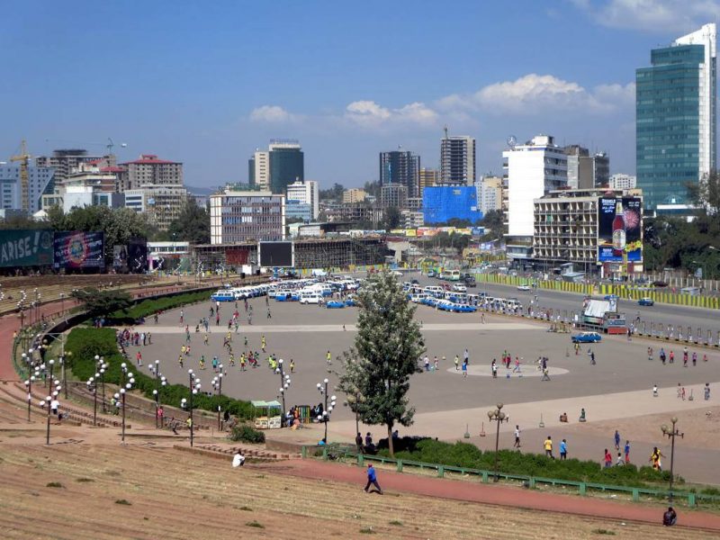 L'horizon d'Addis-Abeba plein de gratte-ciels fournissent une toile de fond pour la place Meskal, site de défilés militaires et de rassemblements pendant l'ère communiste qui s'est terminée en 1991. Photo de David Stanley via Flickr. CC BY 2.0