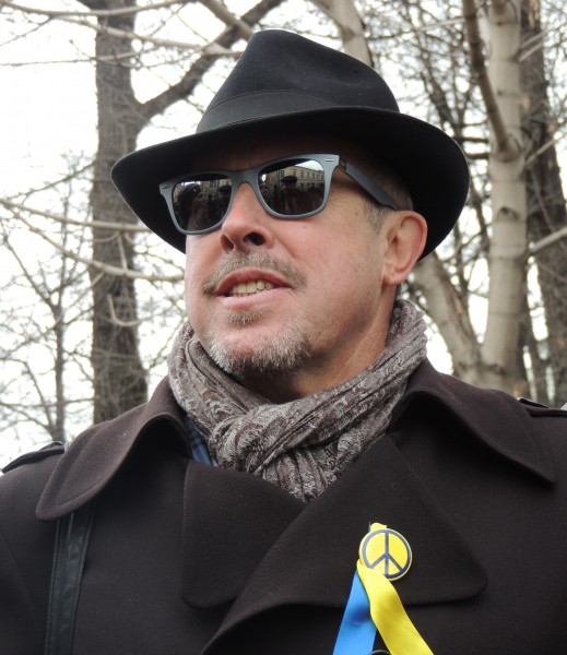 Andrei Makarevich wears a ribbon with the colors of the Ukrainian Flag in the March of Peace in Moscow on March 15th. Image taken from Wikimedia Commons