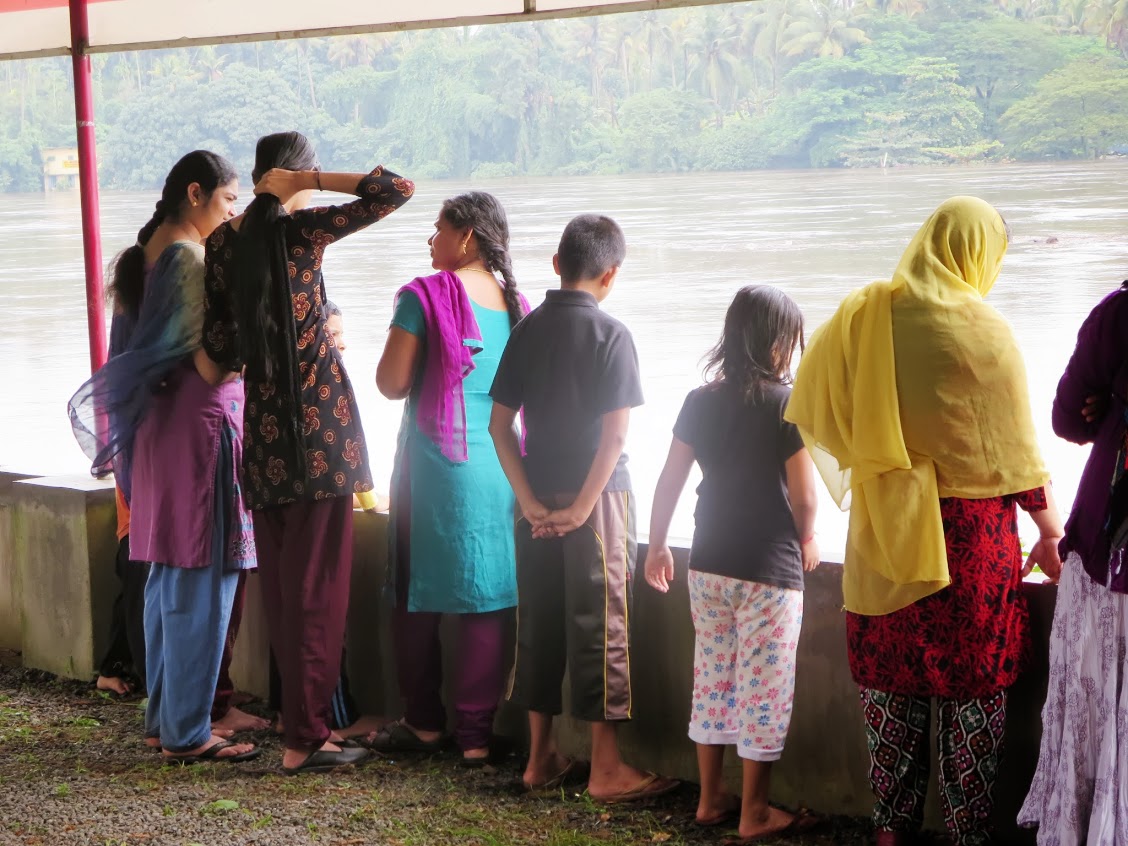 Women and children watching the rising waterline. Image courtesy: Renuka Arun, used with permission. https://plus.google.com/u/0/113471416255727012804