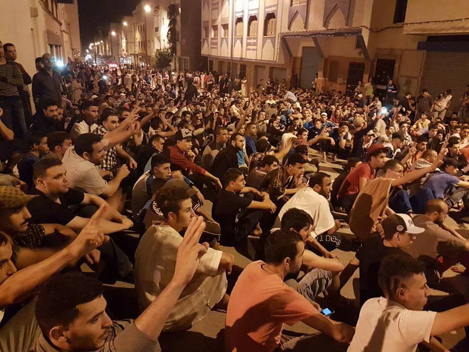Manifestants à un sit-in à Imzouren, à 14 km de la ville d'Al-Hoceima dans la région du Rif. Photo de AlhoceimasOfficiel. Utilisée avec la permission.