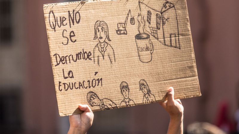 Pancarta de protesta por el derecho a la educación. Imagen de Kurtural, publicada con permiso.