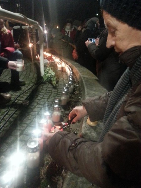 "Old lady lighting a candle in honor of #CopenhagenShooting victims 2night in front of Aarhus city Hall alongside 100s," tweets @Fatenhbu