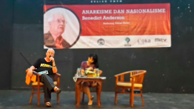Benedict Anderson delivering a lecture in Indonesia. Photo from ‏@BSL_Forum