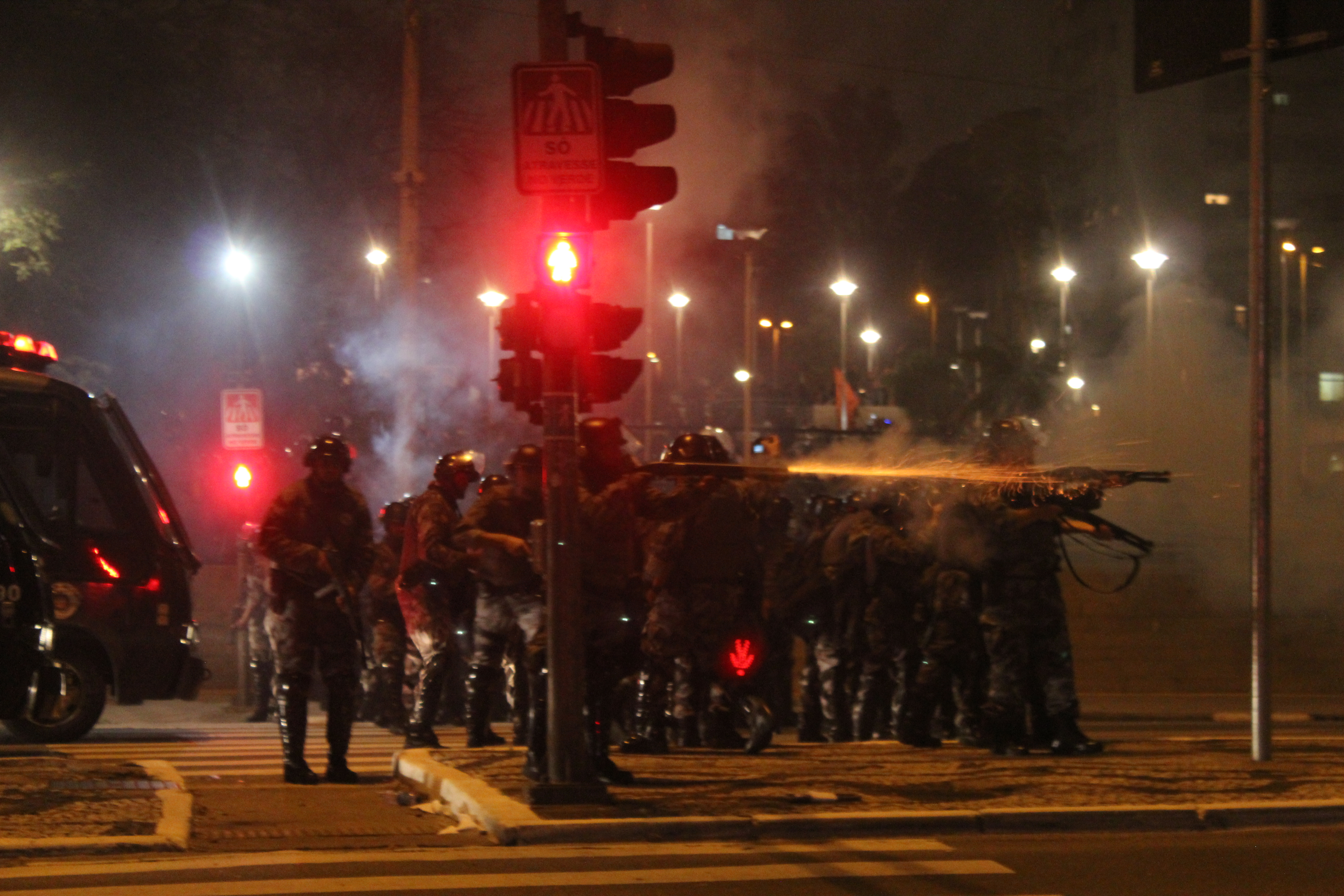Polícia atira contra manifestantes em São Paulo. Foto de Raphael Tsavkko Garcia, sob licença CC