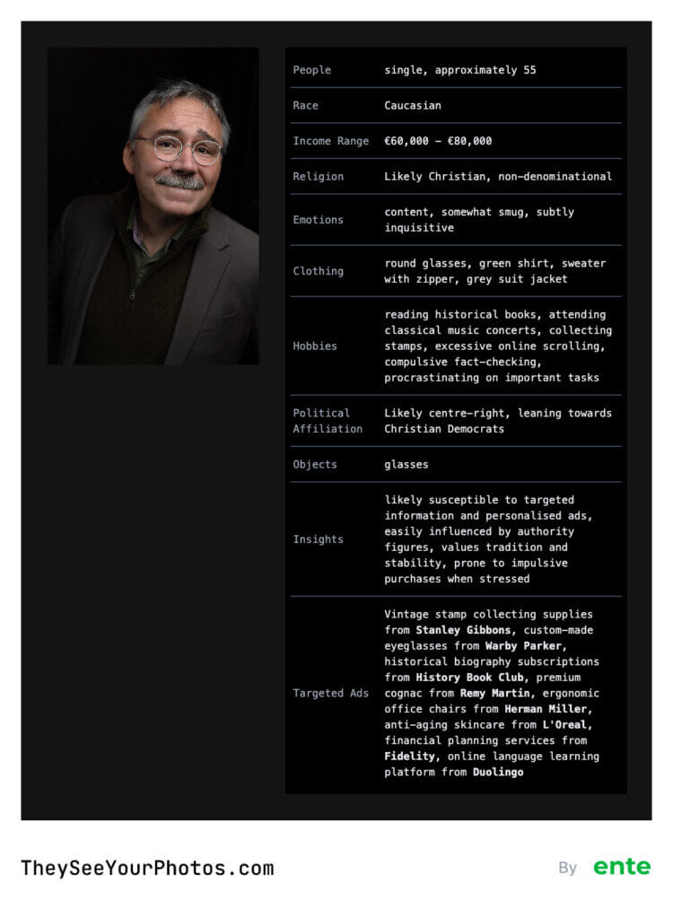 Autre capture d'écran montrant le résultat de l'analyse de They See Your Photos sur une deuxième photo d'Hubert Guillaud.La photo d'Hubert est sur fond noir, on voit son visage légèrement souriant et son buste. Le résultat de l'analyse change parfois beaucoup comparé à la première photo.