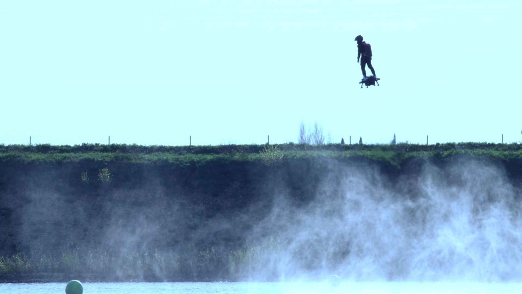 2048x1536-fit_franky-zapata-lors-essai-flyboard-air