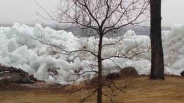 USA: Impressionnant tsunami de glace dans le Wisconsin