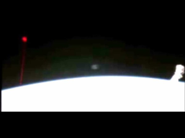 Un Ovni a visé la Terre avec un laser rouge et a été filmé depuis l’ISS (Vidéo)