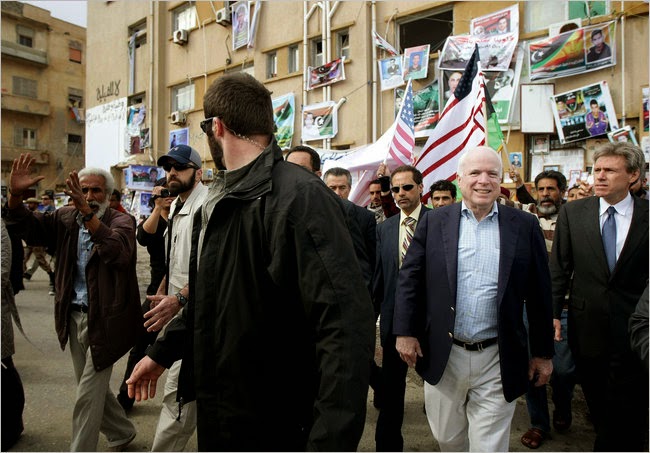 Image: Le Sénateur John McCain, Président de la filiale de la Fondation, l'Institut Républicain, dans les rues de la capitale Benghazi, au côté de l'ambassadeur Christopher Stevens, qui sera tué par les terroristes que lui-même et McCain ont armé. 