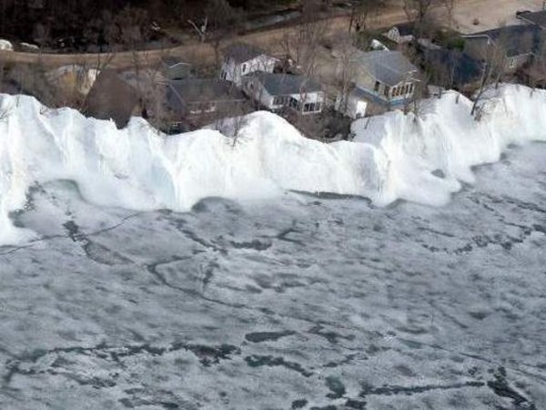 USA: Impressionnant tsunami de glace dans le Wisconsin