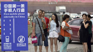 Chine: Les accros au smartphone ont désormais leur trottoir
