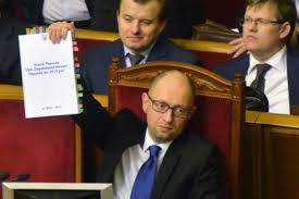 Yatséniuk montrant le budget aux députés, qui ne pourront le voir de plus près