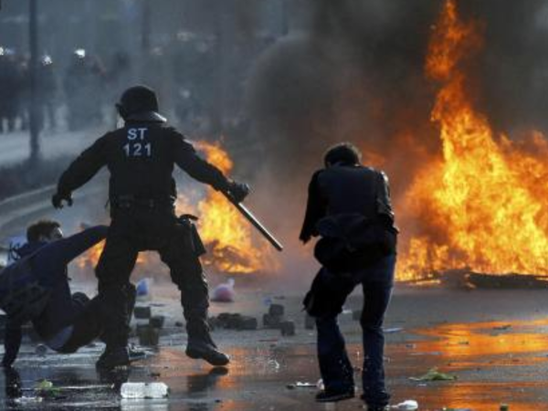 Des émeutes éclatent près du nouveau siège de la BCE, la situation dégénère