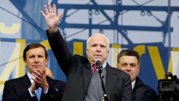 Le président de l'Institut Républicain et sénateur John McCain qui apparaît à nouveau, outre-Atlantique, cette fois aux côtés des néo nazis après leur violent renversement du gouvernement élu en Ukraine. 