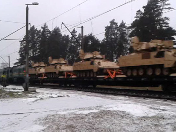 Soldats US en Lettonie et capture d'écran du train