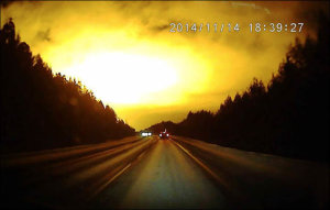 Une explosion suivie d'un gigantesque flash lumineux illumine le ciel russe