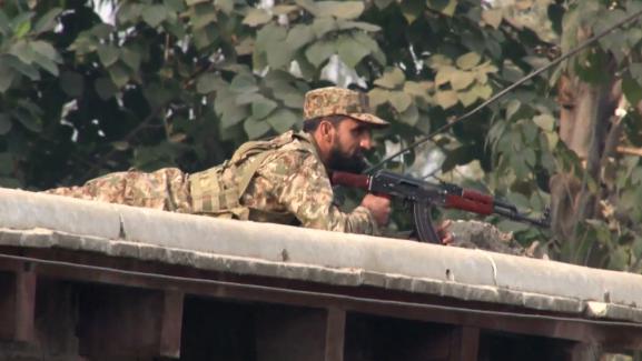 Un militaire pakistanais en position au dessus le l'&eacute;cole attaqu&eacute;e, &agrave;&nbsp;Peshawar (Pakistan), le 16 d&eacute;cembre 2014.&nbsp;